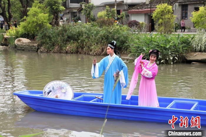 图为水上闽剧展演。　林雯婷 摄